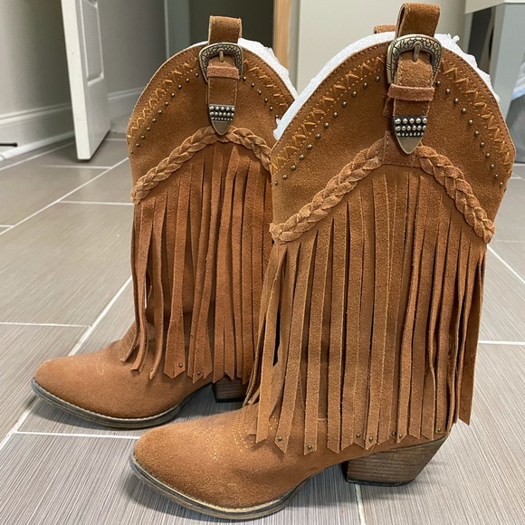 Very Volatile Shoes - Very Volatile pasa suede Women’s fringe boots sz7